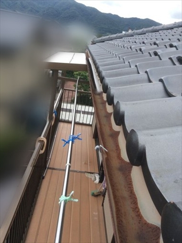 諏訪市　雪害で破損した雨樋の現地調査　勾配が狂って雨水が排水されない軒樋